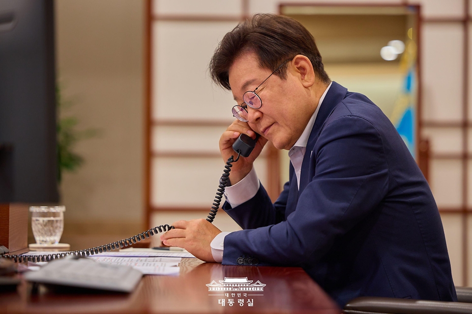 이재명 대통령이 14일 서울 용산 대통령실 청사에서 페르디난드 마르코스 필리핀 대통령과 전화 통화를 하고 있다.