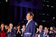 이재명 대통령이 15일 서울 광화문광장에서 열린 '광복 80년, 국민 주권으로 미래를 세우다' 제21대 대통령 국민임명식 행사에 참석하고 있다.