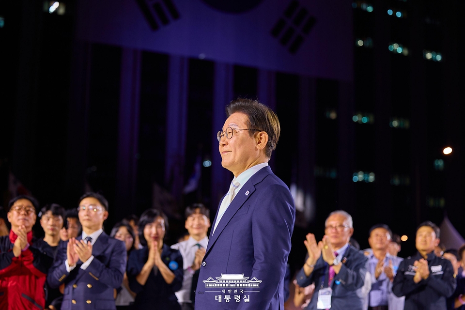 이재명 대통령이 15일 서울 광화문광장에서 열린 '광복 80년, 국민 주권으로 미래를 세우다' 제21대 대통령 국민임명식 행사에 참석하고 있다.