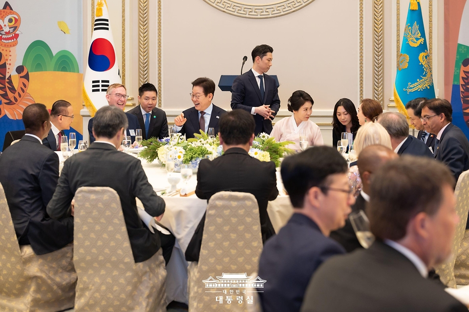 이재명 대통령이 15일 청와대 영빈관에서 열린 '대통령의 초대, 주한외교단 만찬'에서 참석자들과 대화하고 있다.