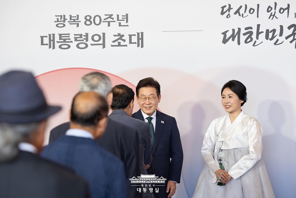 이재명 대통령과 김혜경 여사가 14일 청와대 영빈관에서 열린 '광복 80주년, 대통령의 초대' 행사에서 참석자들과 인사를 하고 있다.