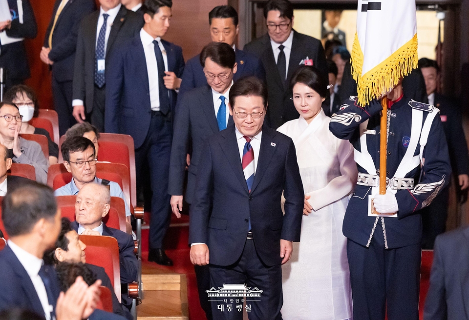 이재명 대통령과 김혜경 여사가 15일 서울 세종문화회관에서 열린 80주년 광복절 경축식에 참석하고 있다.