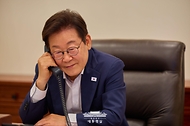 이재명 대통령이 14일 서울 용산 대통령실 청사에서 페르디난드 마르코스 필리핀 대통령과 전화 통화를 하고 있다.