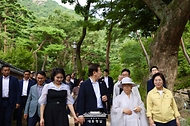 이재명 대통령과 김혜경 여사가 17일 서울 은평구 진관사를 방문하고 있다.