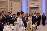 이재명 대통령과 김혜경 여사가 14일 청와대 영빈관에서 열린 '광복 80주년, 대통령의 초대' 행사에서 참석자들과 국기에 경례하고 있다.