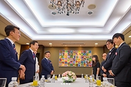 이재명 대통령이 15일 서울 세종문화회관에서 열린 80주년 광복절 경축식 사전환담장에서 홍범도 장군 유해봉환 당시 국민 특사를 맡았던 배우 조진웅 씨와 대화하고 있다.
