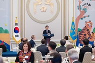 이재명 대통령이 15일 청와대 영빈관에서 열린 '대통령의 초대, 주한외교단 만찬'에서 발언하고 있다.