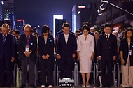 이재명 대통령과 김혜경 여사가 15일 서울 광화문광장에서 열린 '광복 80년, 국민 주권으로 미래를 세우다' 제21대 대통령 국민임명식 행사에서 참석자들과 함께 묵념하고 있다.