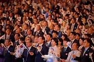 이재명 대통령과 김혜경 여사가 15일 서울 세종문화회관에서 열린 80주년 광복절 경축식에서 참석자들과 함께 태극기를 흔들며 광복절 노래를 제창하고 있다.
