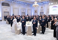 이재명 대통령과 김혜경 여사가 14일 청와대 영빈관에서 열린 '광복 80주년, 대통령의 초대' 행사에서 참석자들과 국기에 경례하고 있다.