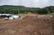 김인호 산림청장이 2025년 8월 15일 지난달 극한호우로 산사태 피해를 입은 경기도 가평군 피해 현장을 찾아 복구상황을 점검하고 있다.