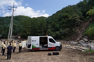 김인호 산림청장이 2025년 8월 15일 지난달 극한호우로 산사태 피해를 입은 경기도 가평군 피해 현장을 찾아 복구상황을 점검하고 있다.