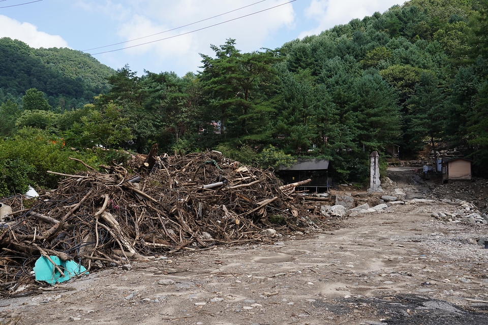 김인호 산림청장이 2025년 8월 15일 지난달 극한호우로 산사태 피해를 입은 경기도 가평군 피해 현장을 찾아 복구상황을 점검하고 있다.