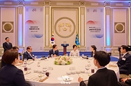 이재명 대통령과 김혜경 여사가 14일 청와대 영빈관에서 열린 '광복 80주년, 대통령의 초대' 행사에서 참석자들과 대화하고 있다.