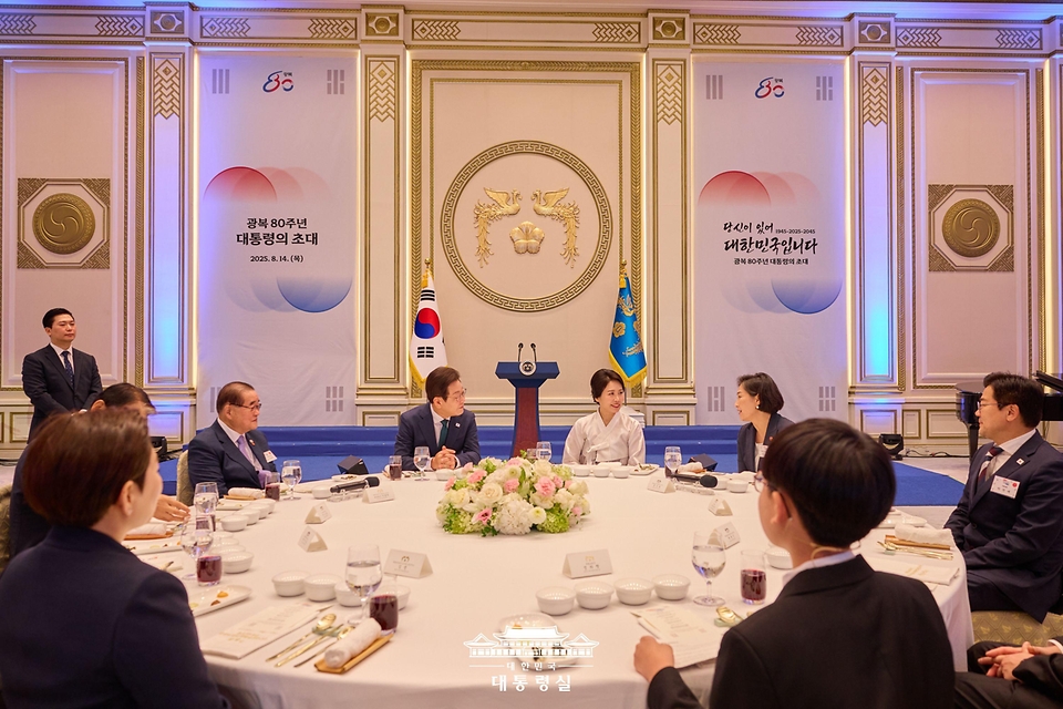 이재명 대통령과 김혜경 여사가 14일 청와대 영빈관에서 열린 '광복 80주년, 대통령의 초대' 행사에서 참석자들과 대화하고 있다.