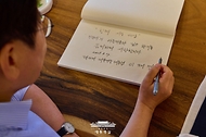 이재명 대통령이 17일 서울 은평구 진관사를 방문해 방명록을 남기고 있다.