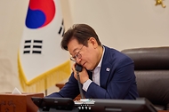 이재명 대통령이 14일 서울 용산 대통령실 청사에서 페르디난드 마르코스 필리핀 대통령과 전화 통화를 하고 있다.
