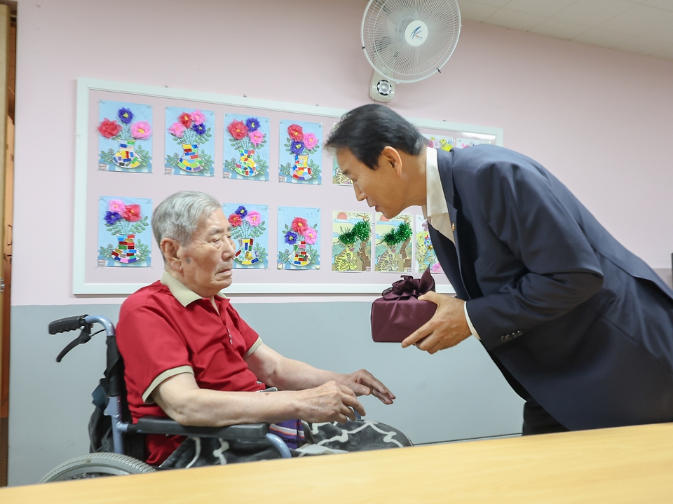 권오을 국가보훈부 장관이 11일 오전 경기도 수원시 보훈원에서 광복80주년을 맞아 국가유공자의 희생과 헌신을 기억하기 위해 건강을 기원하고자 보훈나눔의 날 봉사활동에 참석하여 오성규 애국지사를 만나 안부인사를 드리고 있다.