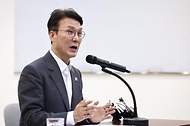 김민석 국무총리가 19일 세종대로 정부서울청사에서 열린 출입기자단 간담회에서 발언하고 있다.
