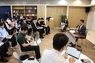 김민석 국무총리가 19일 세종대로 정부서울청사에서 열린 출입기자단 간담회에서 발언하고 있다.