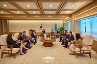 이재명 대통령이 18일 서울 용산 대통령실 청사에서 태미 덕워스, 앤디 김 미국 상원의원을 접견하고 있다.