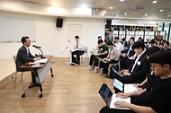 김민석 국무총리가 19일 세종대로 정부서울청사에서 열린 출입기자단 간담회에서 발언하고 있다.