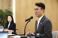김민석 국무총리가 19일 세종대로 정부서울청사에서 열린 출입기자단 간담회에서 질문에 답하고 있다.