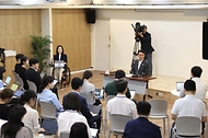김민석 국무총리가 19일 세종대로 정부서울청사에서 열린 출입기자단 간담회에서 발언하고 있다.