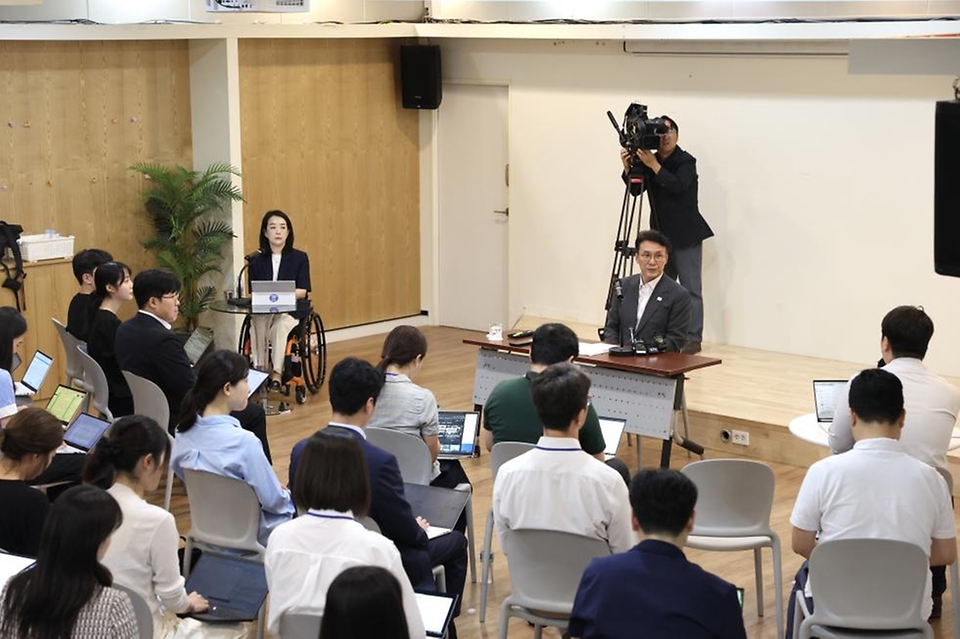 김민석 국무총리가 19일 세종대로 정부서울청사에서 열린 출입기자단 간담회에서 발언하고 있다.