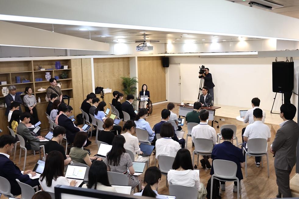 김민석 국무총리가 19일 세종대로 정부서울청사에서 열린 출입기자단 간담회에서 질문에 답하고 있다.