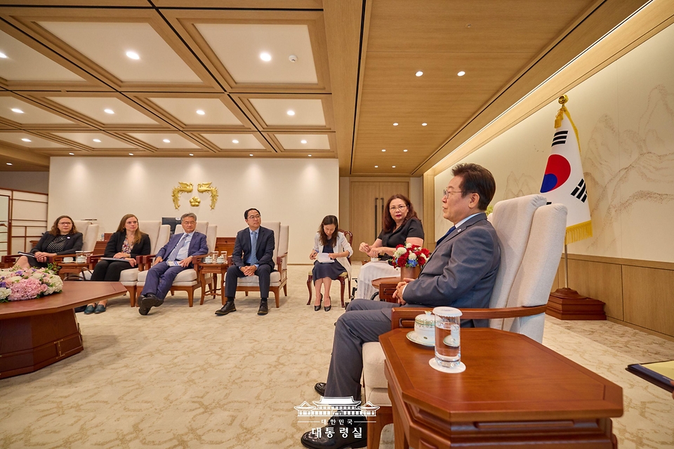 이재명 대통령이 18일 서울 용산 대통령실 청사에서 태미 덕워스, 앤디 김 미국 상원의원을 접견하고 있다.