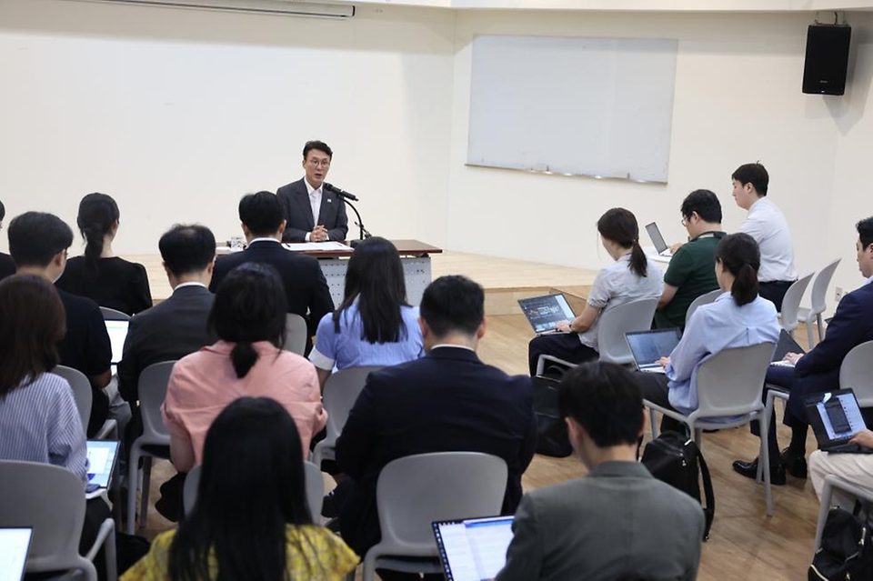 김민석 국무총리가 19일 세종대로 정부서울청사에서 열린 출입기자단 간담회에서 질문에 답하고 있다.