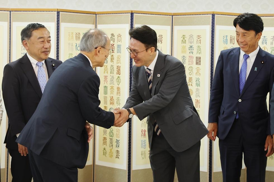 김민석 국무총리가 20일 세종대로 정부서울청사에서 한일포럼 일본 측 대표단을 접견, 인사 및 환담을 나누고 있다.