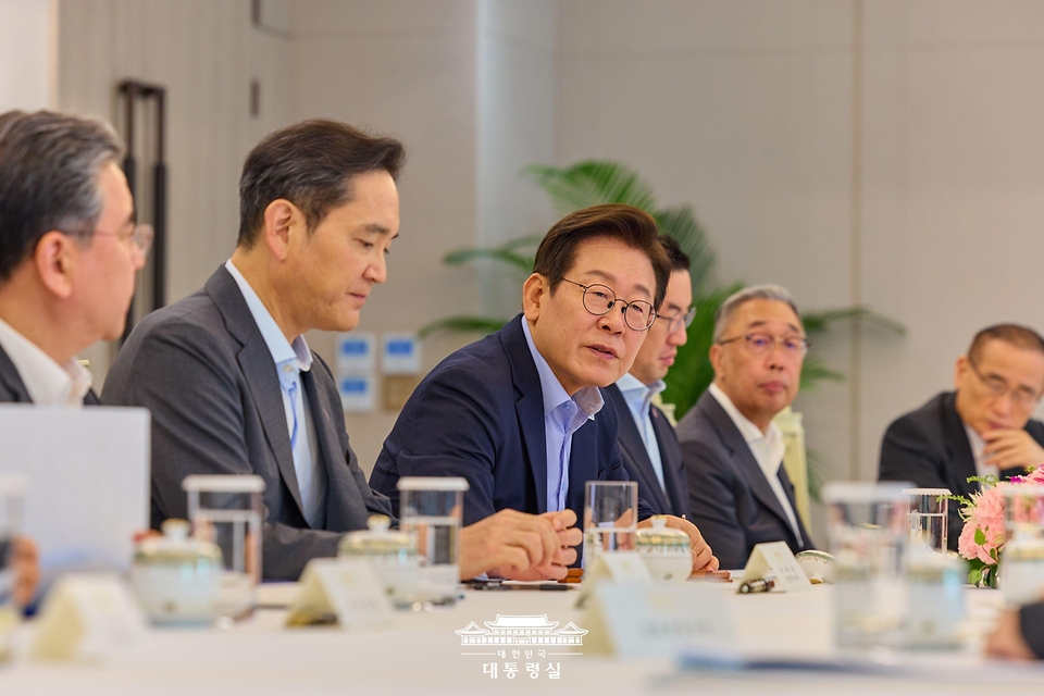 이재명 대통령이 19일 서울 용산 대통령실 청사에서 미·일 순방 경제인 간담회를 하고 있다.