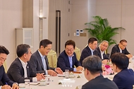 이재명 대통령이 19일 서울 용산 대통령실 청사에서 미·일 순방 경제인 간담회를 하고 있다.