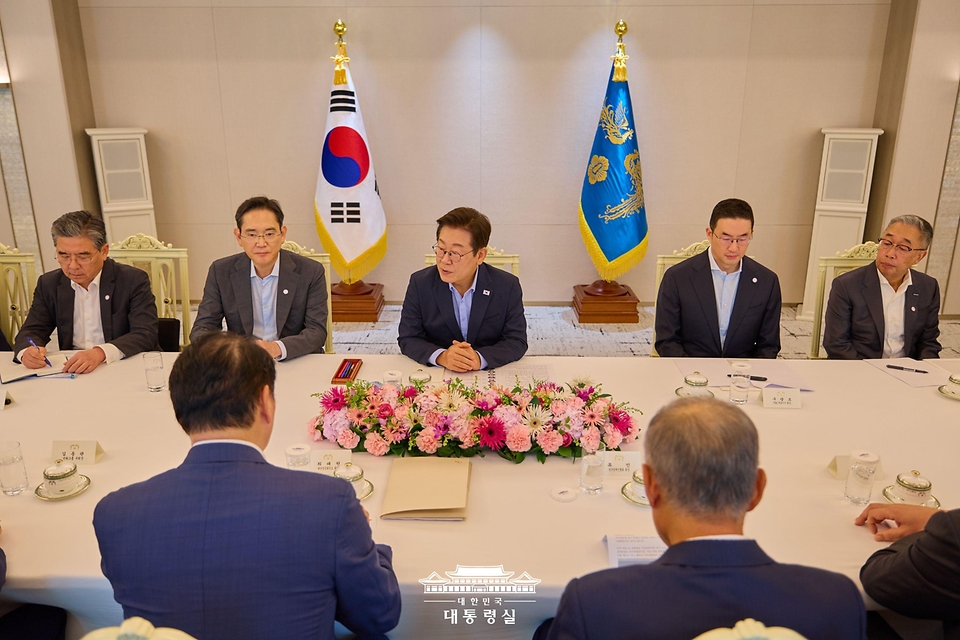 이재명 대통령이 19일 서울 용산 대통령실 청사에서 미·일 순방 경제인 간담회를 하고 있다.