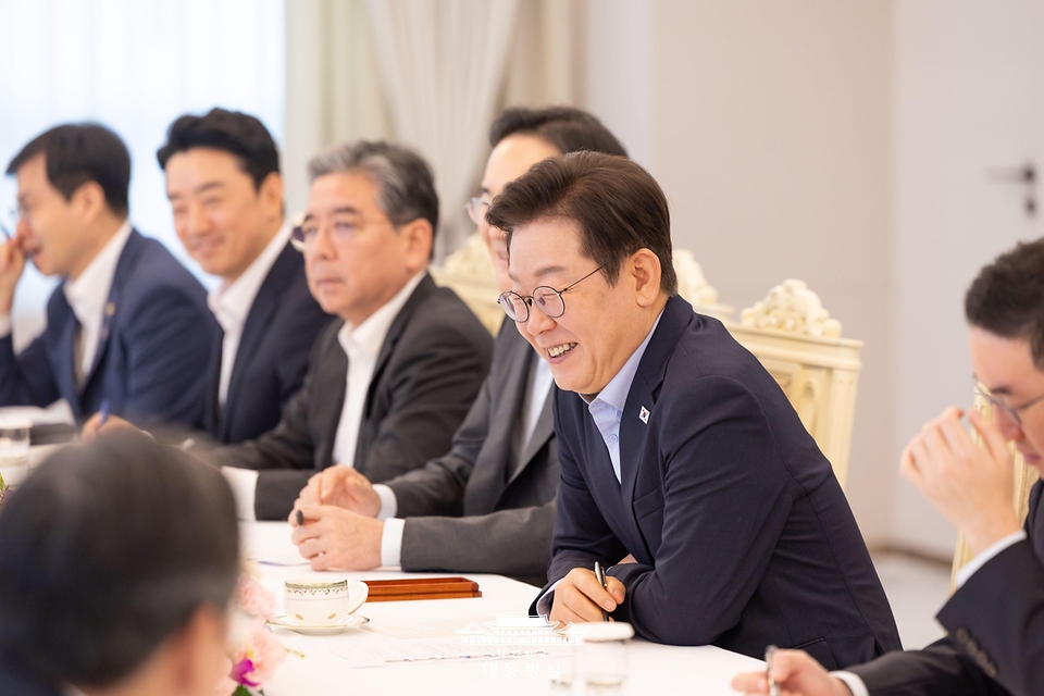 이재명 대통령이 19일 서울 용산 대통령실 청사에서 미·일 순방 경제인 간담회를 하고 있다.