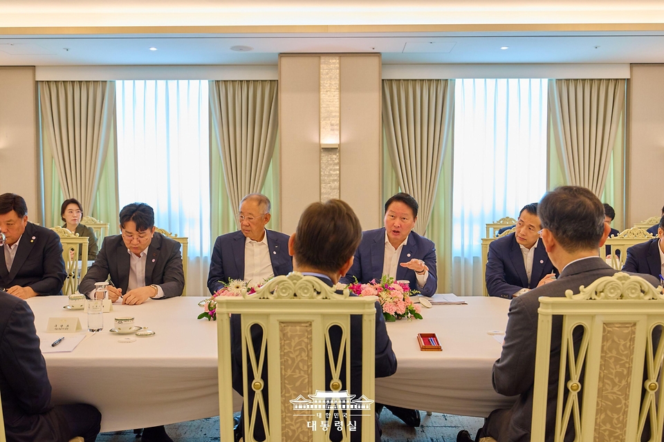 이재명 대통령이 19일 서울 용산 대통령실 청사에서 미·일 순방 경제인 간담회 중 참석자 발언을 듣고 있다.