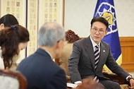 김민석 국무총리가 20일 세종대로 정부서울청사에서 한일포럼 일본 측 대표단을 접견, 인사 및 환담을 나누고 있다.