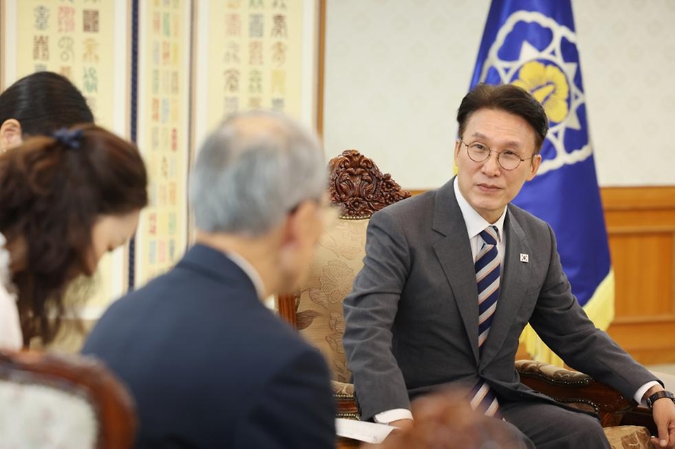 김민석 국무총리가 20일 세종대로 정부서울청사에서 한일포럼 일본 측 대표단을 접견, 인사 및 환담을 나누고 있다.