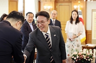 김민석 국무총리가 20일 세종대로 정부서울청사에서 한일포럼 일본 측 대표단을 접견, 인사 및 환담을 나누고 있다.