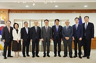 김민석 국무총리가 20일 세종대로 정부서울청사에서 한일포럼 일본 측 대표단을 접견, 인사 및 환담을 나누고 있다.