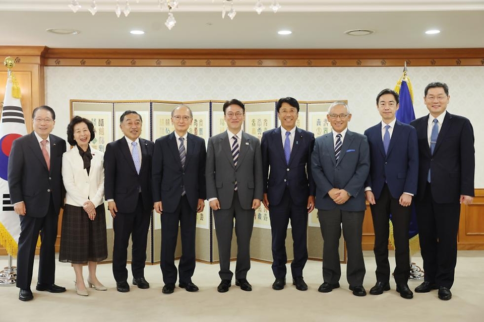 김민석 국무총리가 20일 세종대로 정부서울청사에서 한일포럼 일본 측 대표단을 접견, 인사 및 환담을 나누고 있다.