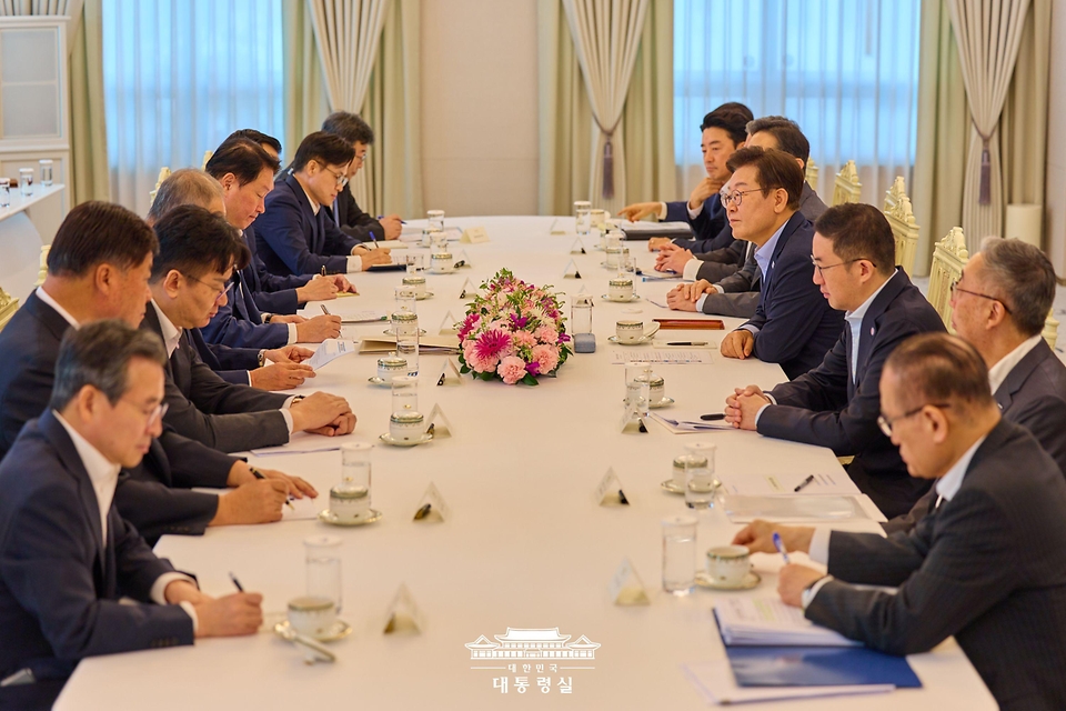 이재명 대통령이 19일 서울 용산 대통령실 청사에서 미·일 순방 경제인 간담회를 하고 있다.