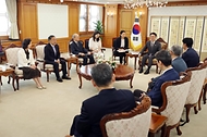김민석 국무총리가 20일 세종대로 정부서울청사에서 한일포럼 일본 측 대표단을 접견, 인사 및 환담을 나누고 있다.