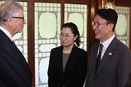 김민석 국무총리가 21일 삼청동 총리서울공관에서 빌 게이츠 게이츠재단 이사장을 접견, 인사 및 환담을 나누고 있다.