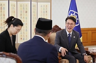 김민석 국무총리가 21일 세종대로 정부서울청사에서 수기오노 인도네시아 외교장관을 접견, 인사 및 환담을 나누고 있다.
