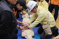김민석 국무총리가 20일 세종대로 정부서울청사에서 열린 공습대비 민방위 훈련에 참여하고 있다.