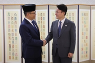 김민석 국무총리가 21일 세종대로 정부서울청사에서 수기오노 인도네시아 외교장관을 접견, 인사 및 환담을 나누고 있다.