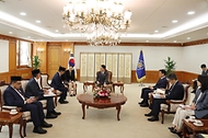 김민석 국무총리가 21일 세종대로 정부서울청사에서 수기오노 인도네시아 외교장관을 접견, 인사 및 환담을 나누고 있다.
